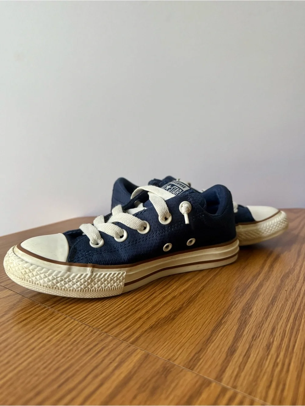 Kids Size 1 Converse Navy Blue & Brown/Gum Low Top Sneakers - 663593F
